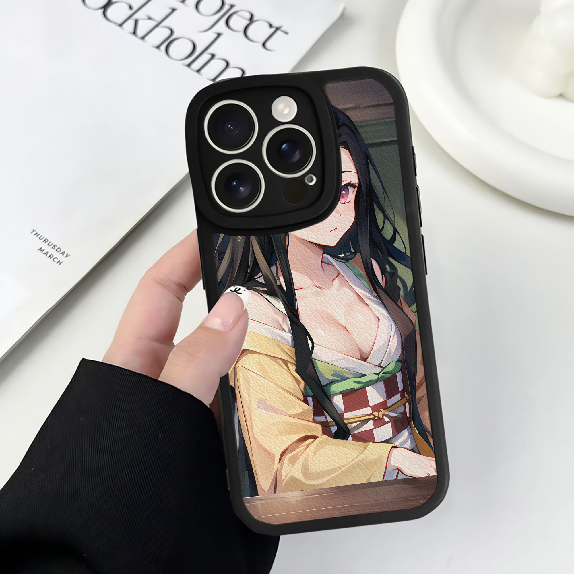 （画像用） 鬼滅の刃（きめつのやいば）竈門 禰󠄀豆子／かまど ねずこ Kamado Nezuko 【iPhone 16シリーズ対応】シリコンスマホケース（レザー調） 材質：シリコン